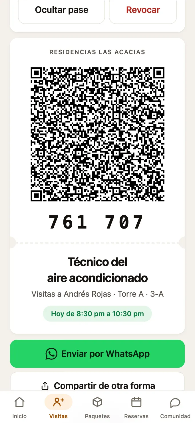 El pase con su QR, el código 761 707 y el botón Enviar por WhatsApp